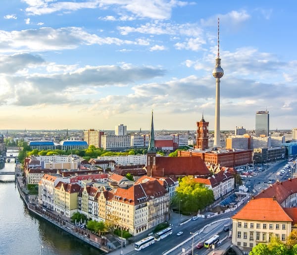 Berliner Innenstadt mit Fernsehturm, unweit der Beratungsstelle für Haartransplantation in Berlin