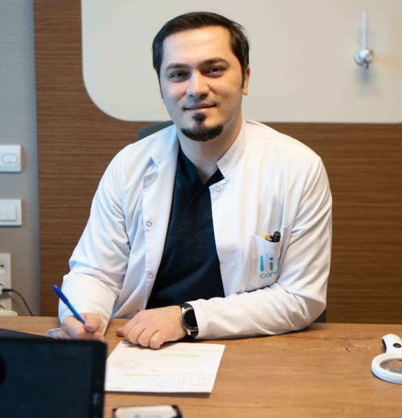 Dr. Balwi am Schreibtisch liest eine Haartransplantation Erfahrung eines Patienten