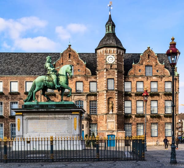 Marktplatz in der Altstadt nahe der Haartransplantation in Düsseldorf