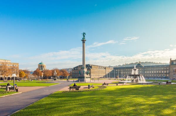 Stuttgart bei Sonnenschein nahe der Praxis für Haartransplantation