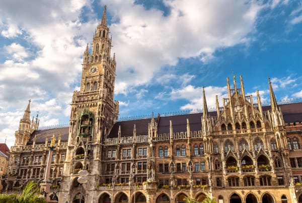 Der Marienplatz nach der Beratung zur Haartransplantation in München