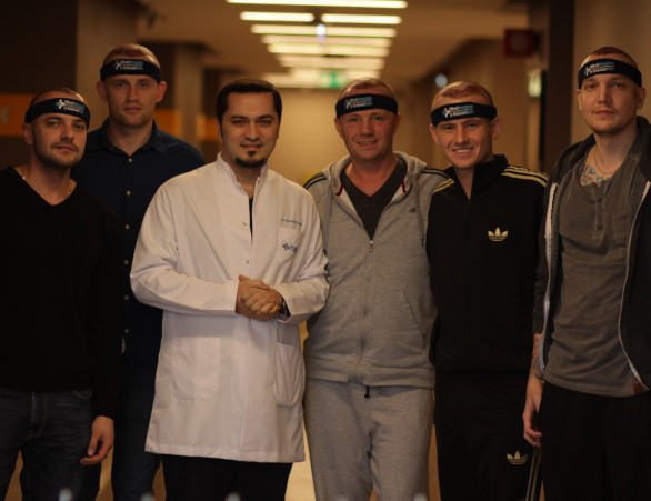 Dr. Balwi mit einer Gruppe an Patienten nach einer Haartransplantation Erfahrung