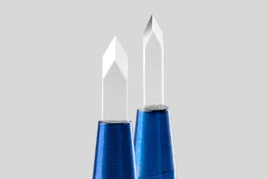 Die feinen Saphirklingen sorgen für eine präzise Öffnung der Kanäle Zwei Saphirklingen und Stift vor einem grauen Hintergrund