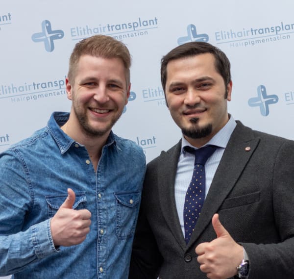 Dr. Balwi mit Patient nach Haartransplantation in Berlin