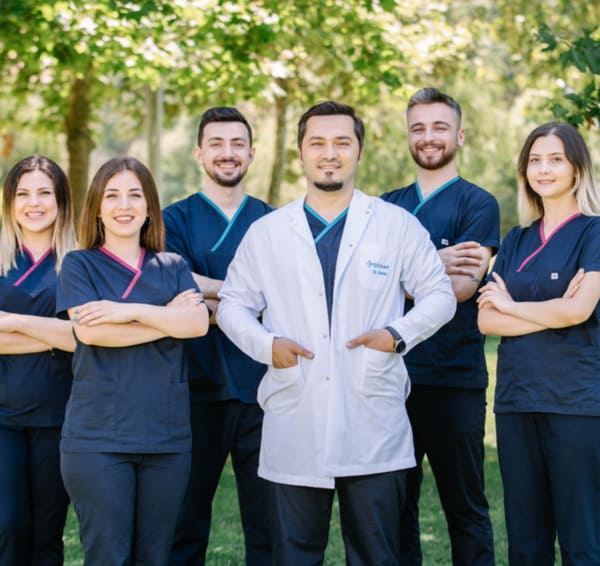 Dr. Balwi mit seinem Team von Elithair in Düsseldorf