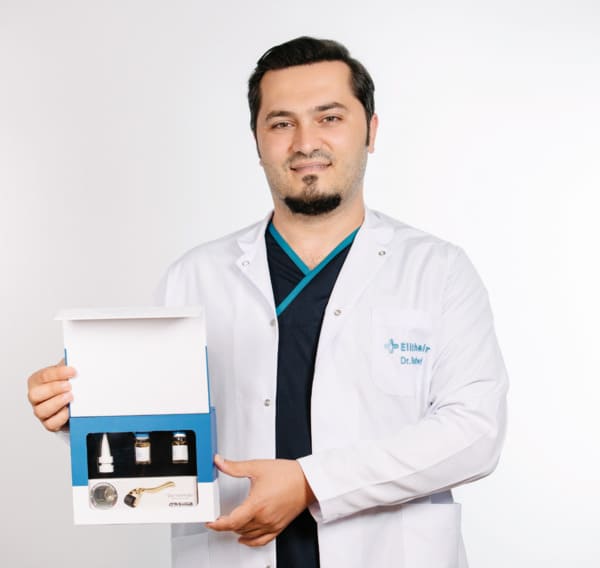 Dr. Balwi hält ein NEO FUE Kit in der Hand