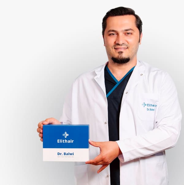 Dr. Balwi mit dem NEO FUE Vorbereitungsset für eine perfekte Haartransplantation