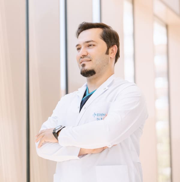 Dr. Balwi mit verschränkten Armen von der Seite