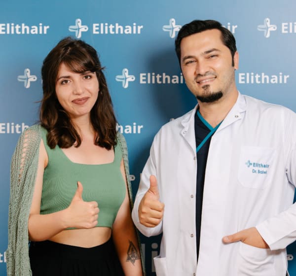 Dr. Balwi und eine zufriedene Patientin geben den Daumen hoch