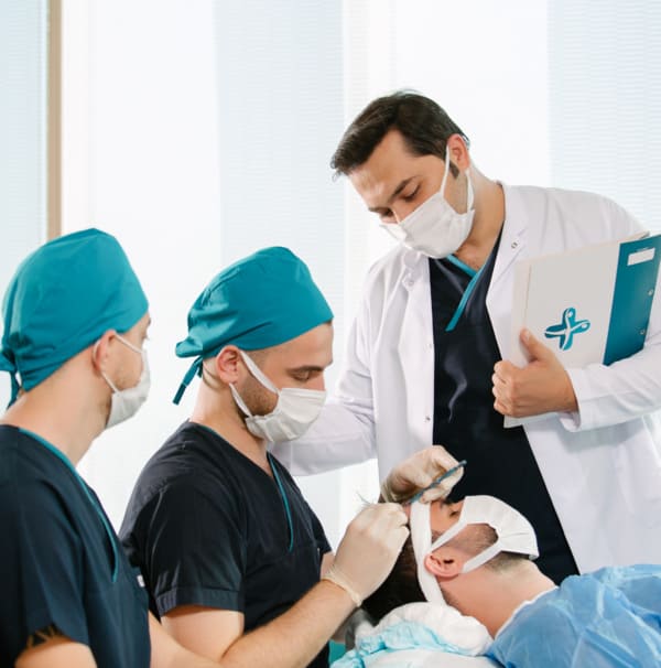 Dr. Balwi und sein Team bei dem Eingriff einer Haarverpflanzung