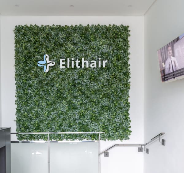 Aufgang bei Elithair in Berlin mit Wandbild