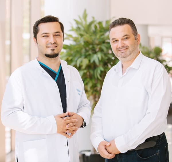 Dr. Balwi mit einem Patienten von Elithair