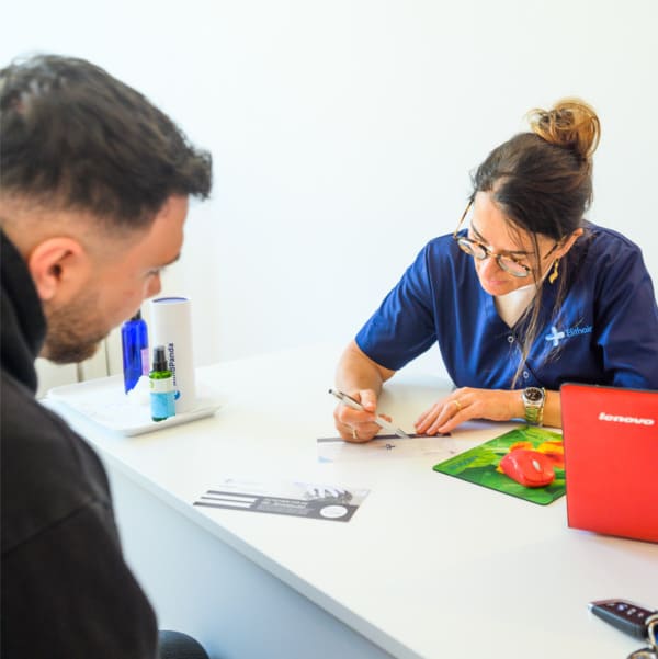 Ein Patient wird bei Elithair in Stuttgart beraten