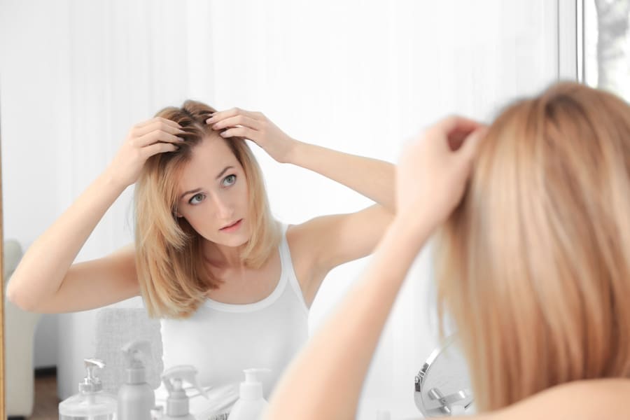 Frau leider unter erblich bedingter Haarausfall