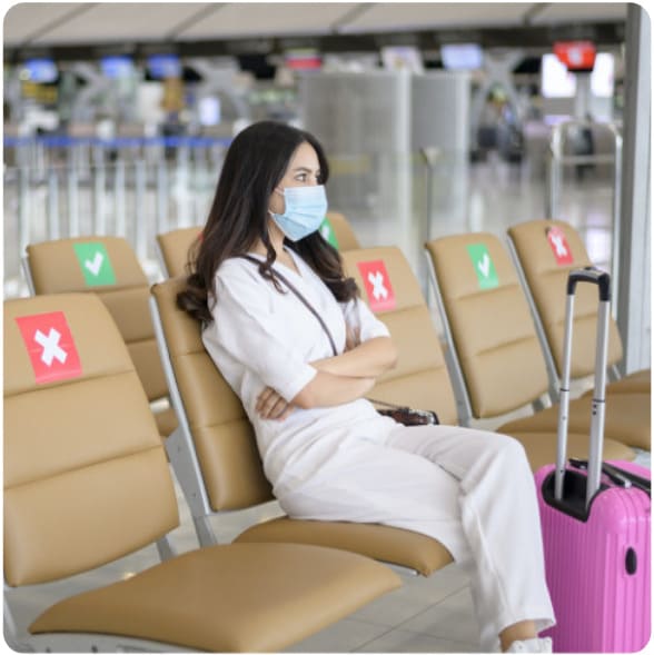 Frau wartet im Wartebereich am Flughafen für die Haartransplantation in der Türkei während Corona