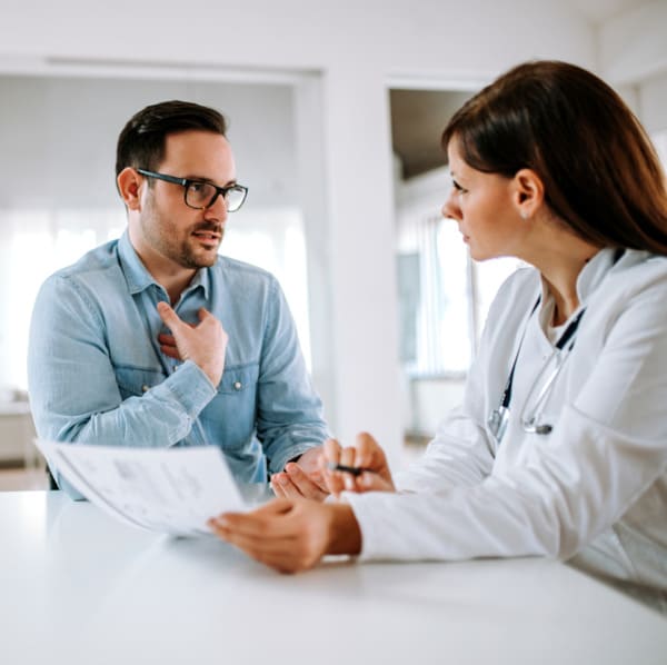 Beratung eines Patienten bei Elithair in Wien