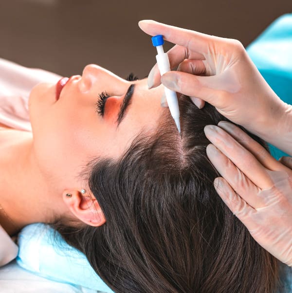 Patientin während ihrer Elithair DHI Haartransplantation