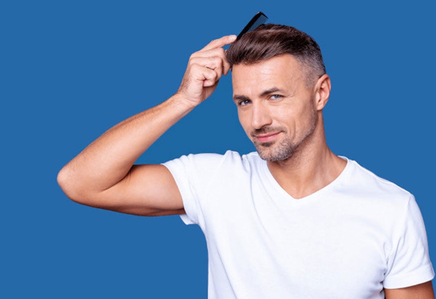 Mann nach erfolgreicher FUE Haartransplantation
