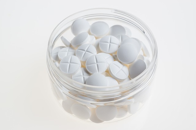 Schale mit Tabletten von Minoxidil gegen Haarausfall