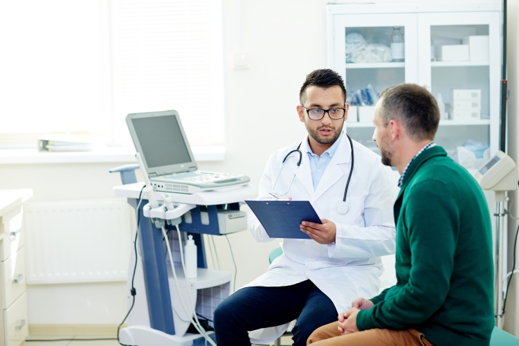 Ein Patient spricht mit einem Arzt über die Verwendung von Priorin gegen Haarausfall