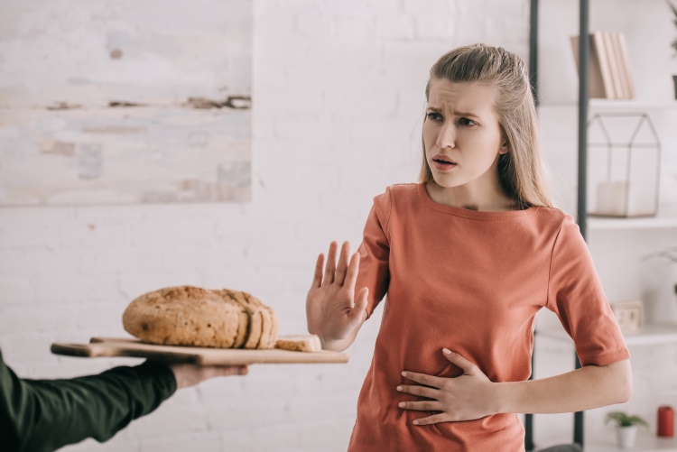 Frau lehnt Brot wegen Glutenunverträglichkeit ab
