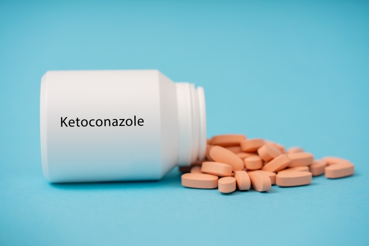 Ketaconazol Kapseln gegen Haarausfall aus einer Dose