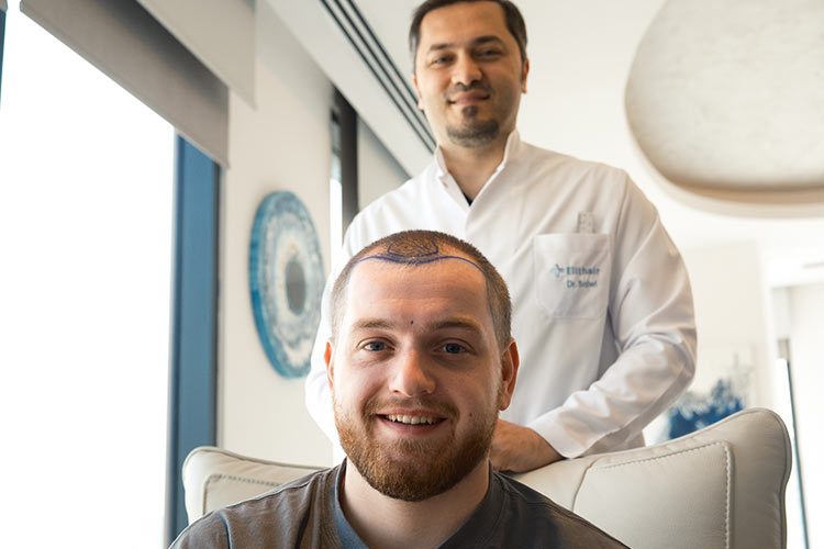 Der Streamer Trymacs mit Dr. Balwi in der Elithair-Klinik in Istanbul