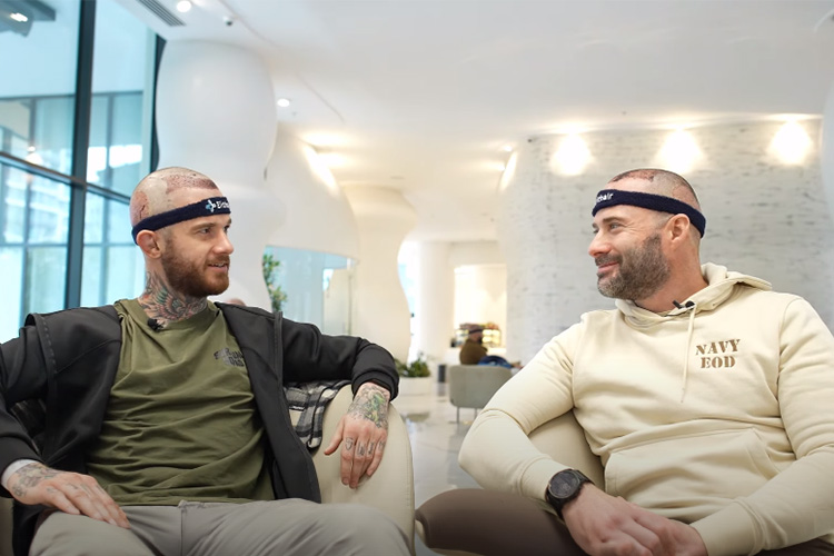 Fabio Schäfer und Otto Bulletproof sitzend auf der Couch nach der Haartransplantation in der Elit-Klinik