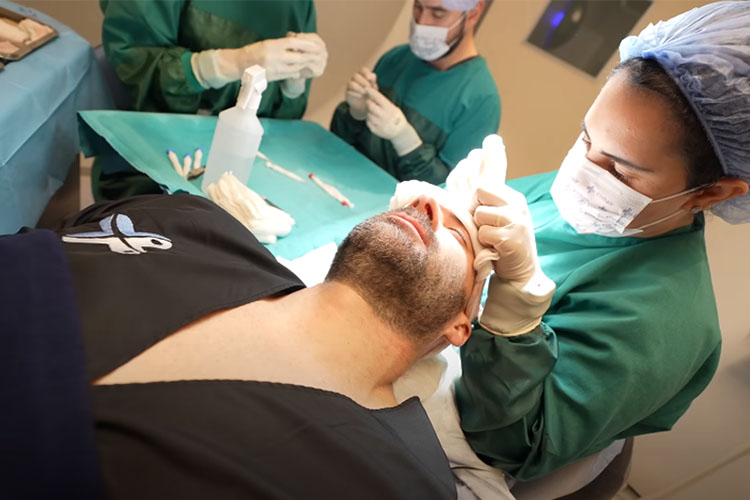 Otto Bulletproof und Spezialistin von Elithair bei der Haartransplantation im OP-Saal