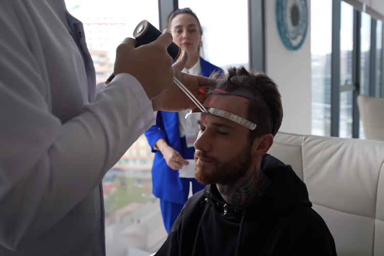 YouTuber Fabio Schäfer bei der Haaranalyse mit Dr. Balwi in der Elit-Klinik