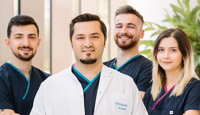 Bild von Dr. Balwi, umgeben von vier Mitgliedern des medizinischen Elithair-Teams.