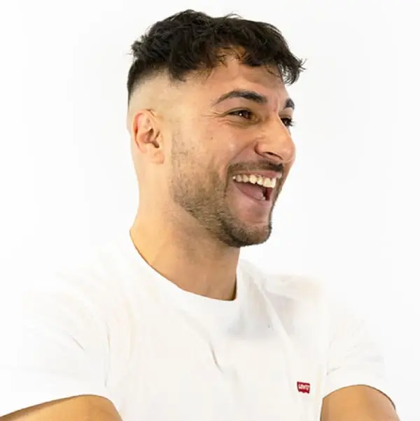 Patient Osmani nach der Haartransplantation in Berlin bei Elithair