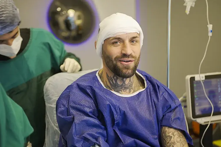 MMA Fighter Christian Eckerlin im OP-Saal schaut zufrieden nach seiner Haartransplantation bei Elithair