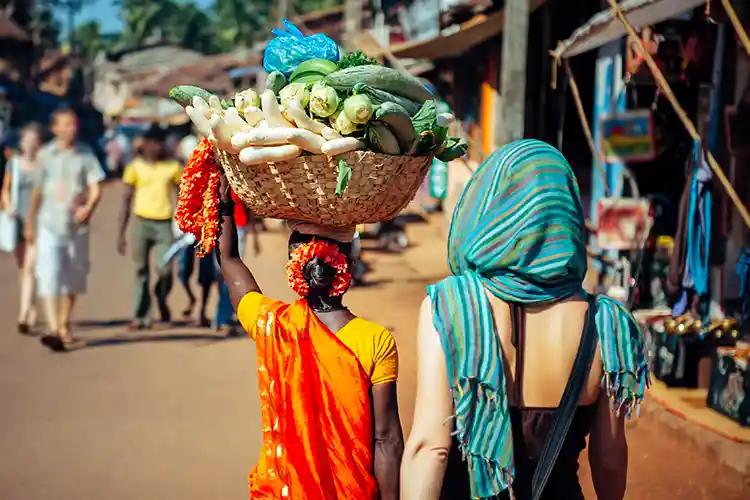 Eine Innenstadt in Indien, in der viele Menschen auf dem Markt sind