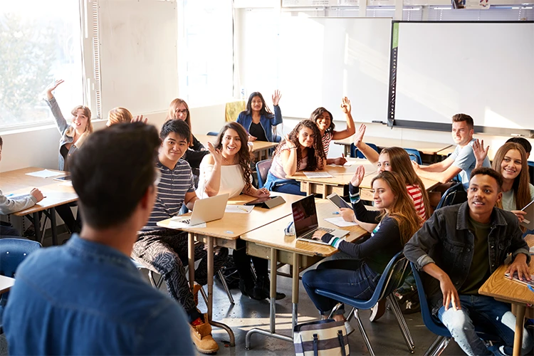 Schülerinnen und Schüler in einem Klassenraum wirken aufmerksam und interessiert – symbolisiert offene Bildungsansätze und die Integration neuer Themen.