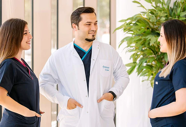 Dr. Balwi von Elithair im Gespräch mit zwei Expertinnen