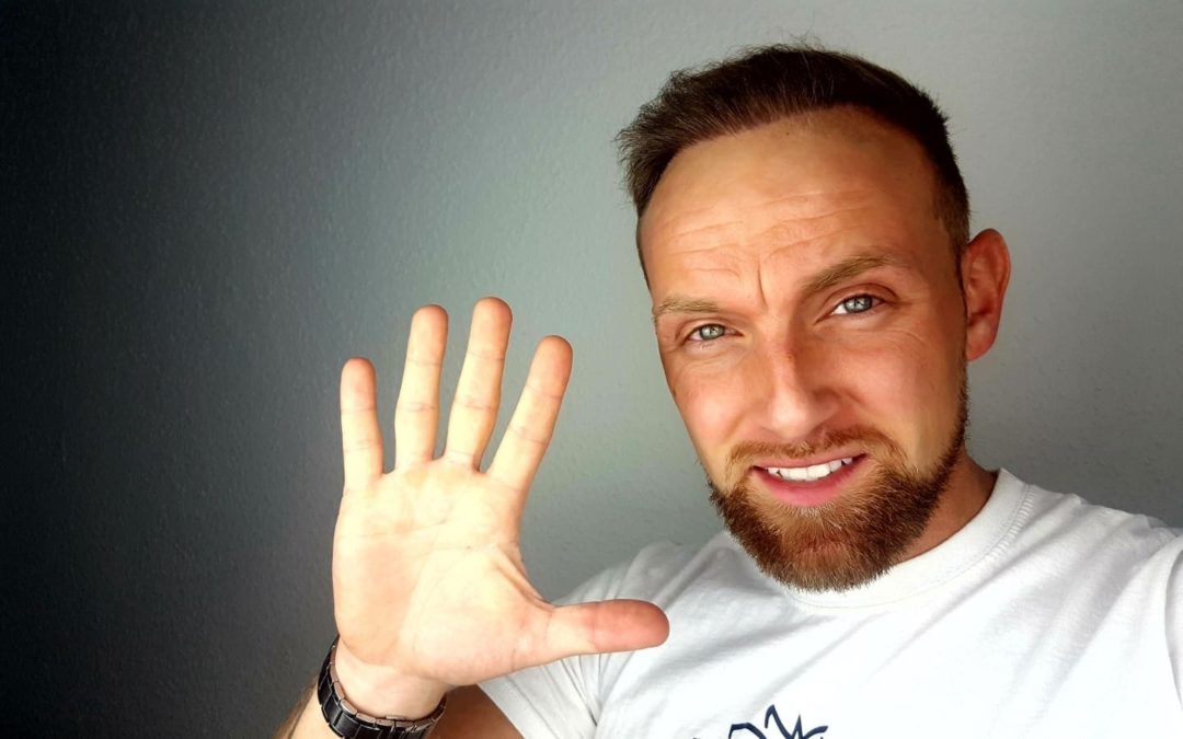 Richie im Interview zum Thema Ernährung, Haarpflege und Haarsysteme
