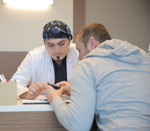 Ausführliche Beratung für eine Haartransplantation in Düsseldorf Haartransplantation in Düsseldorf