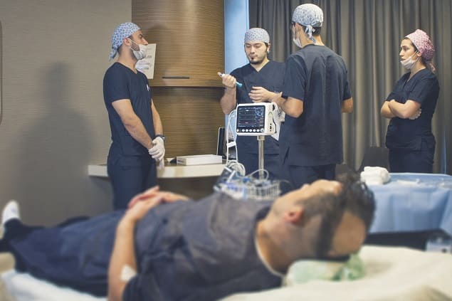 Dr. Balwi erklärt den Ablauf der Betäubung Ablauf bei der Haartransplantation Betäubung
