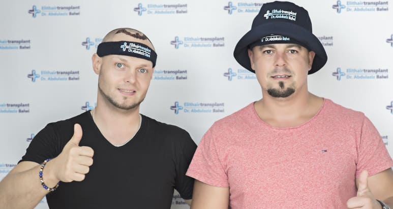 Regeneration der Haare zwei junge Männer nach der Haartransplantation, ein mit Fischerhut und andere mit Stirnband