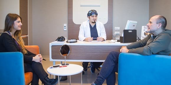 Haartransplantation Beratung in Frankfurt: Eine Vorsprechung einer Haarverpflanzung mit dr Balwi