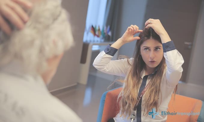 Haarspezialistin bei Elithairtransplant Haartransplantation Beratung in Frankfurt: Haarspezialistin erklärt dem Kunden