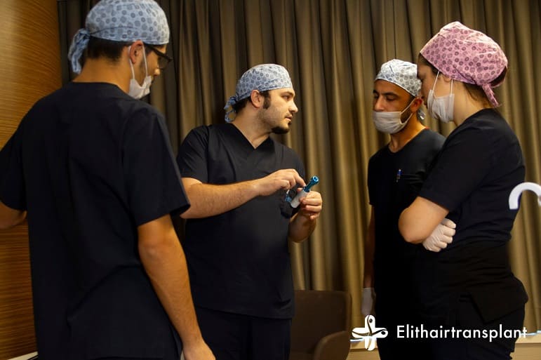 Haartransplantation unter Vollnarkose - Dr. Balwi erklärt seinem Team die Comfort-in-Methode