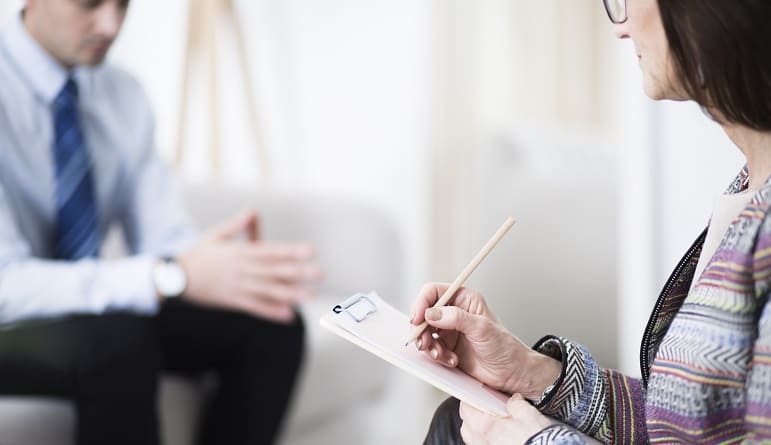 Haarausfall durch Depression - Mann bei Ärztin wegen Depression
