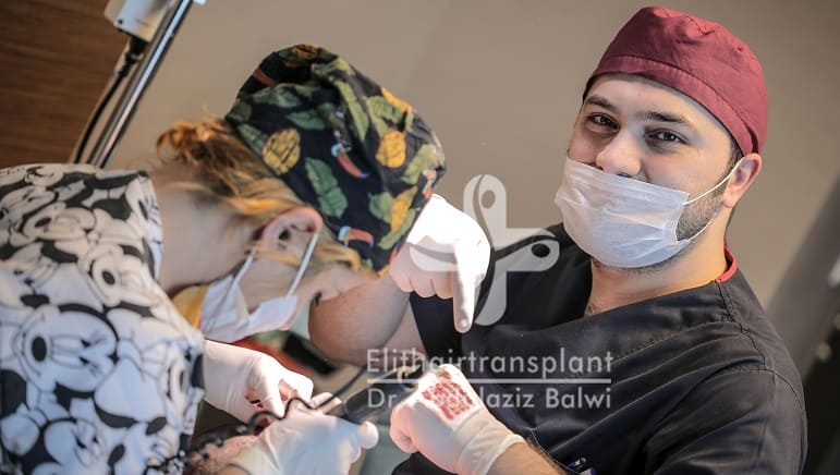 Haartransplantation bei Elithairtransplant - Dr. Balwi ist bei der Behandlung