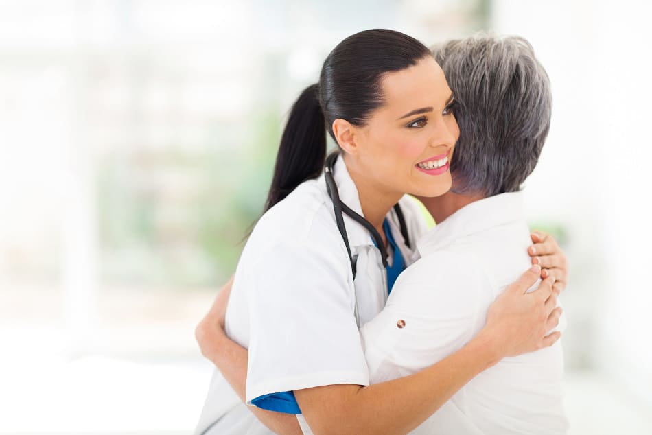Jung Ärztin umarmt eine Patienten nach gelungener Behandlung im Medizintourismus