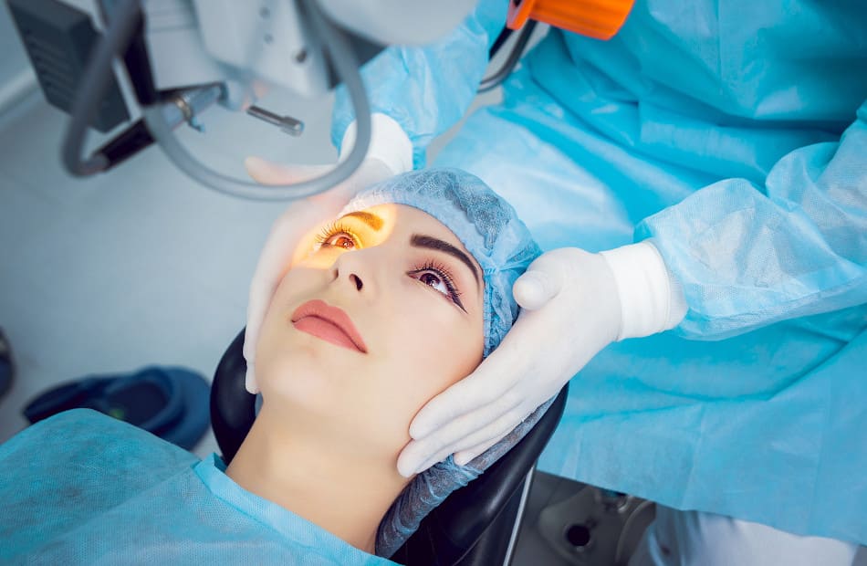 Arzt operiert eine Patientin am Auge