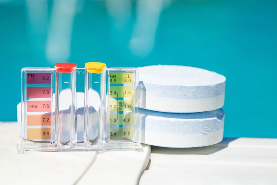 cloro che viene utilizzato per sterilizzare l'acqua della piscina