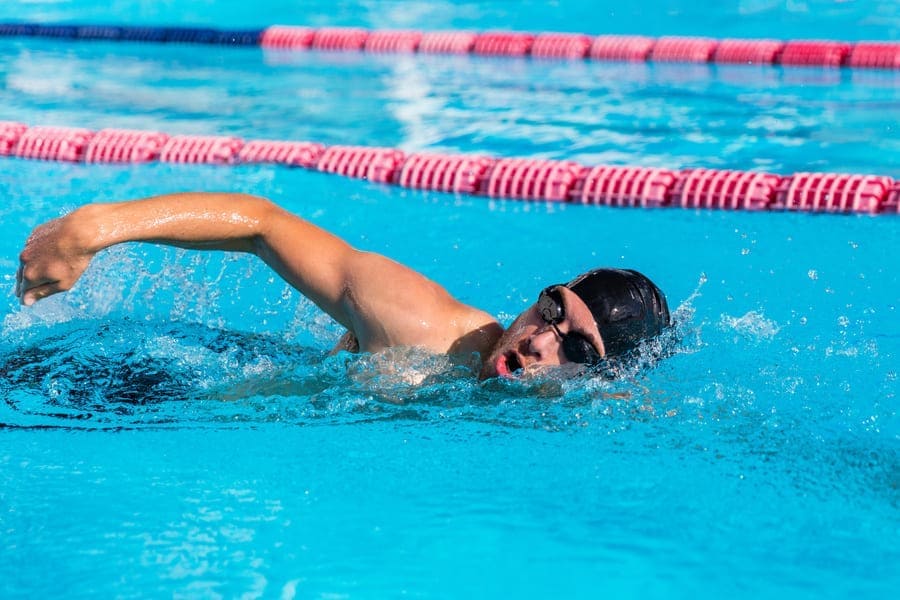 un uomo con la cuffia mentre nuota in piscina