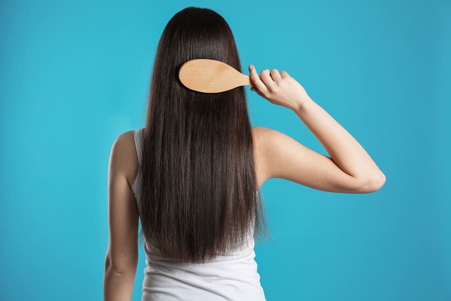 spazzolare a lungo la chioma è un altro dei miti sui capelli